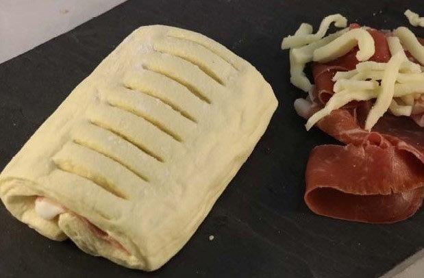 CALZONE AL PROSCIUTTO E FORMAGGIO